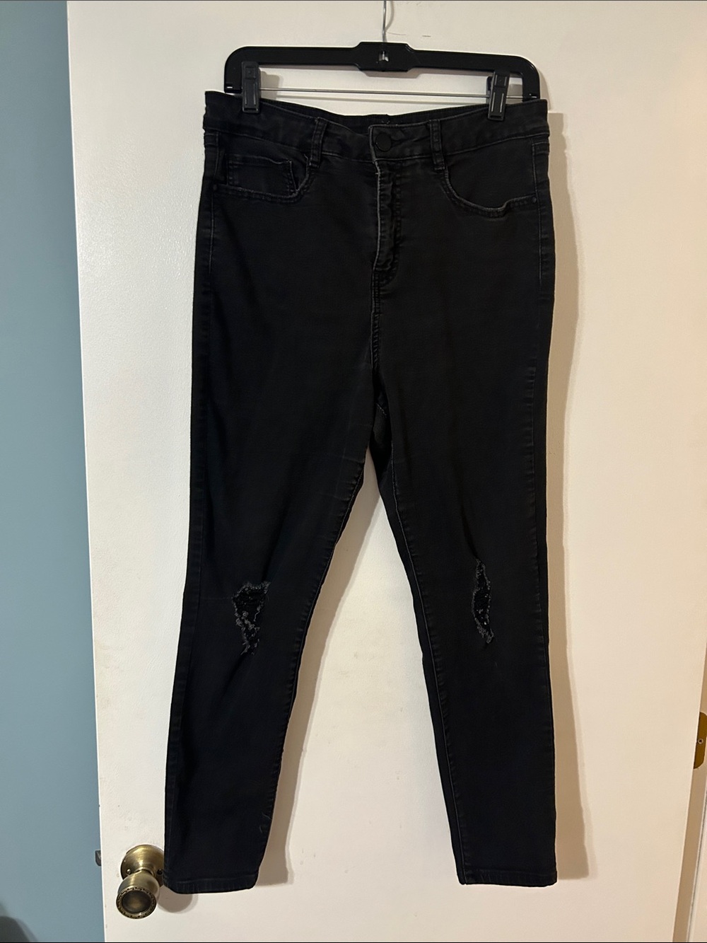 refuge Women’s Black Skinny Jeans with Knee Rips